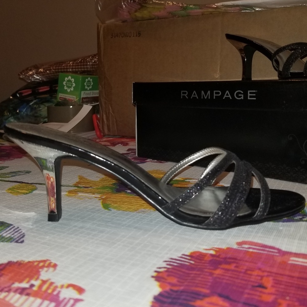 NEW Rampage Frankie 9 Black Slip Ons with Heel - Picture 4 of 6